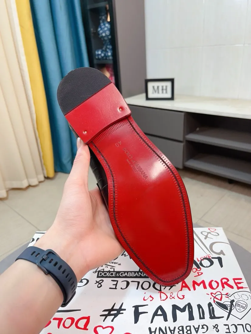 Men's shoes 💰540🌸🌸 [DG Dolce & Gabbana] High-end customized leather shoes. The upper is made of imported calf leather. Original hardware. I believe you will be impressed from the first time you see it. The avant-garde atmosphere can no longer fully interpret its elegance. AAA grade rubber outsole is super comfortable. The original cover last of the counter ensures its original version and quality. The upper is simple and the cowhide lining ensures its comfort and breathability. A pair of truly good shoes has its own unique soul, famous quality, and the first choice for successful people. Regular size 38-44 (45 customized)
